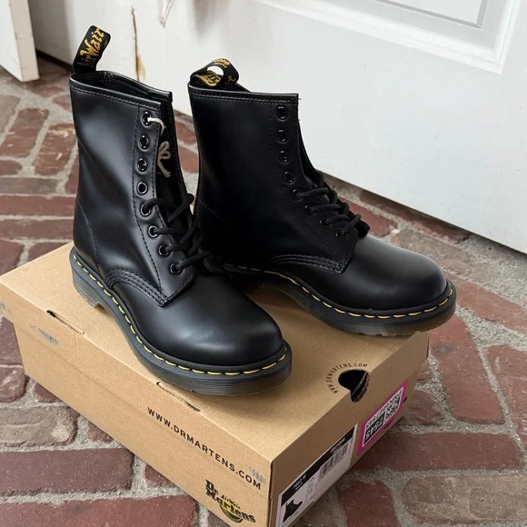NIB Dr. Martens 1460 Smooth Leather Lace Up Boots Size 6 - Picture 2 of 8